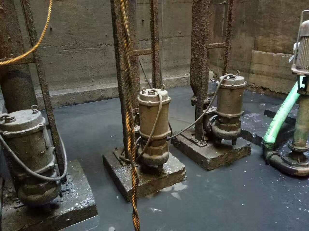 黄流镇污水池清理