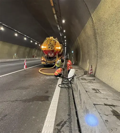 黄流镇隧道排水渠清淤